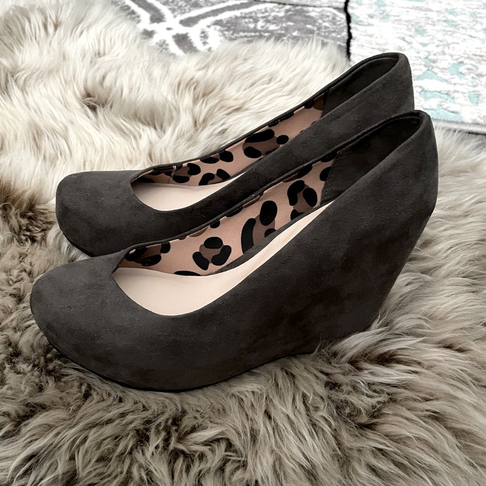Brand new Size 5.5 grey platform wedge in suede